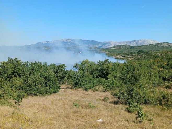 VATROGASCI NA TERENU Udar groma izazvao požar na brdu kod Splita