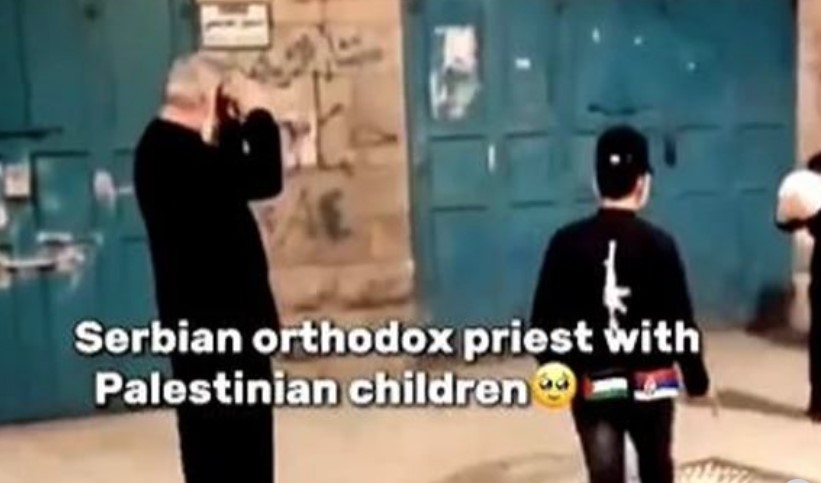 (VIDEO) SRPSKI SVEŠTENIK ODUŠEVIO SVIJET Igrao fudbal sa dječacima u Palestini, a evo kako je nastao video