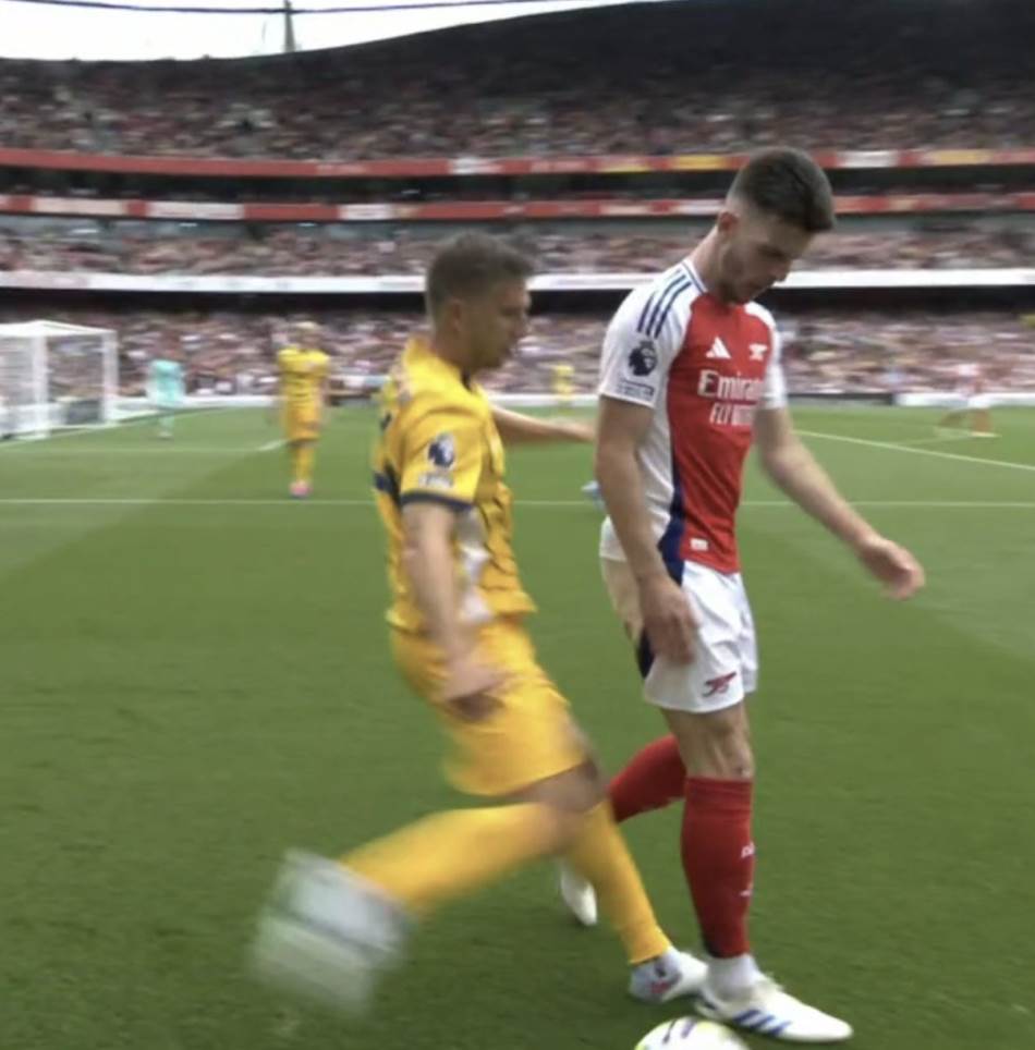 ENGLESKE SUDIJE PONOVO U CENTRU PAŽNJE Navijači Arsenala bijesni zbog crvenog kartona Rajsu