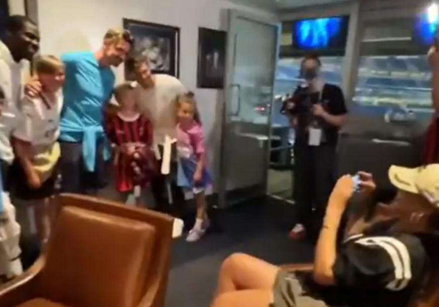 (VIDEO) NJENA REAKCIJA ĆE VAS ODUŠEVITI Dječak nije prepoznao Rijanu, pa je zamolio da ga fotografiše sa fudbalerima