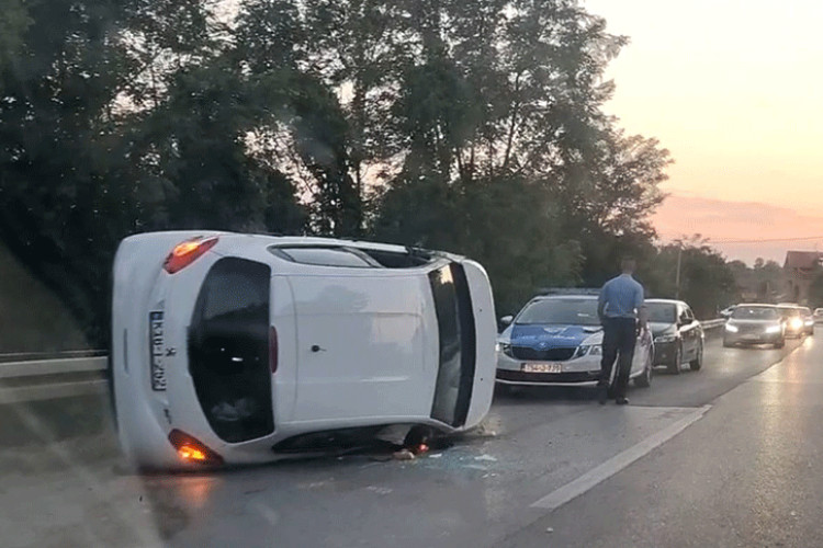 PREVRNUO SE AUTOMOBIL Jedno lice povrijeđeno u saobraćajnoj nesreći u Derventi