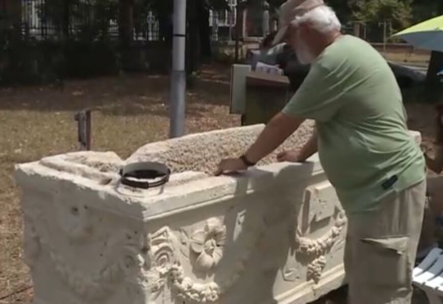OVAKO SE U BUGARSKOJ OPHODE PREMA KULTURNOM NASLIJEĐU Rimski sarkofag koristili kao bar na plaži