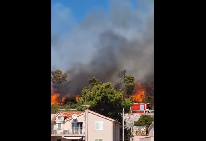 (VIDEO) JEZIV PRIZOR Vatra u Šibeniku blizu kuća i bolnice: Čuju se detonacije