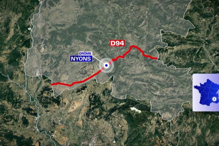 PUT ZATVOREN U OBA PRAVCA Stijena pala na vozilo, žena ostala zarobljena