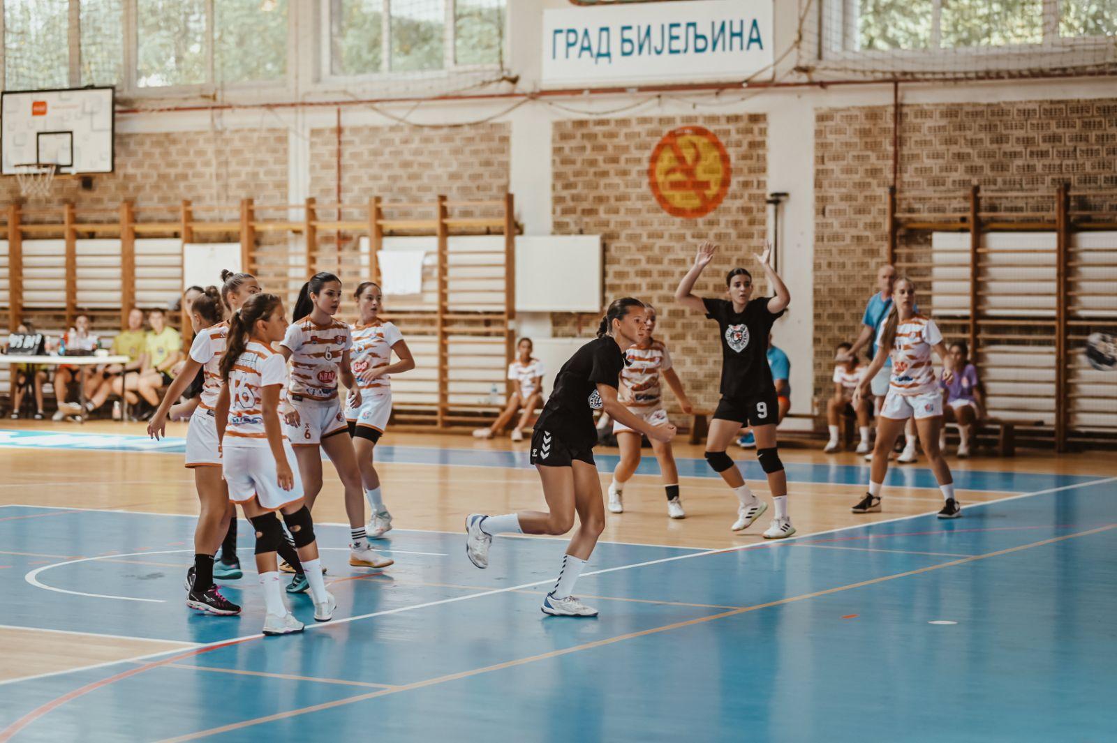 (FOTO) POLUFINALE „BIJELJINA HANDBALL CUP 2024“: „Vječiti“ derbi u Semberiji