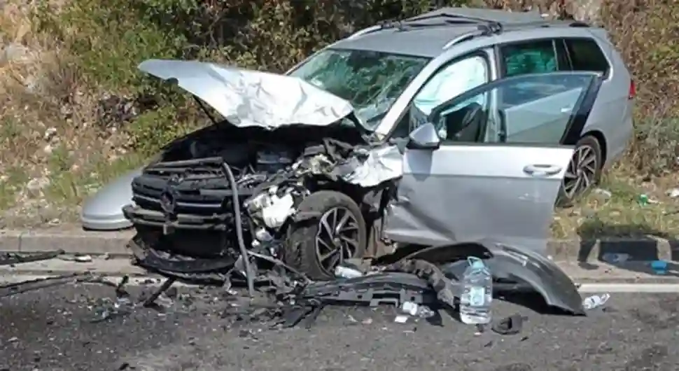 (FOTO) AUTOMOBIL U POTPUNOSTI SMRSKAN Stravična saobraćajka kod Mostara, ima povrijeđenih