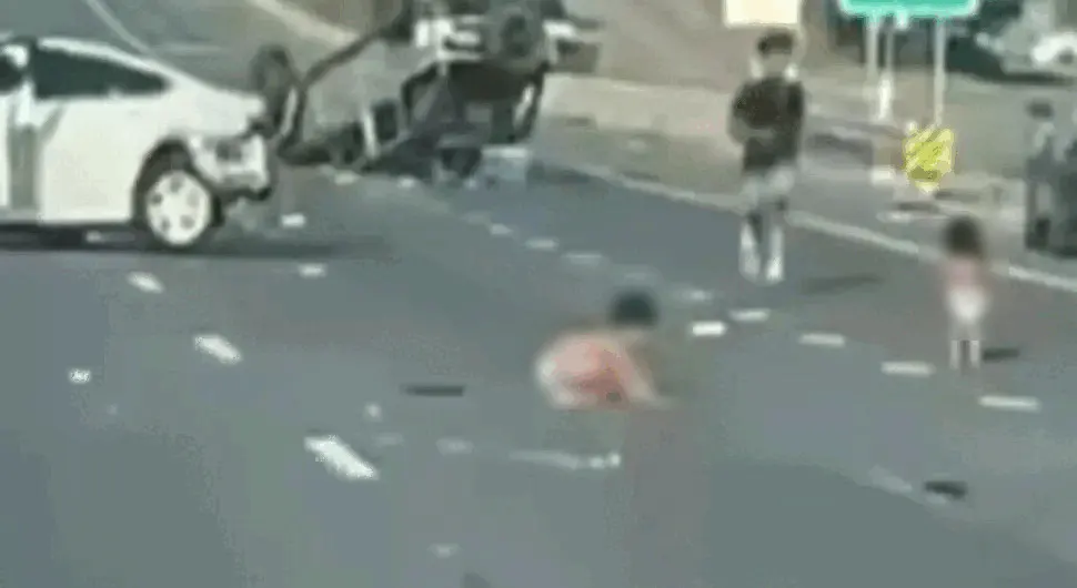 (UZNEMIRUJUĆI VIDEO) Stravična saobraćajna nesreća: Mališani u pelenama ispali iz automobila