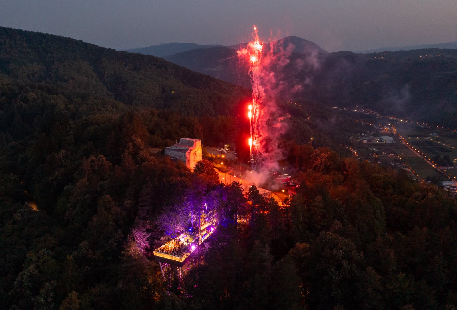 (FOTO) SPEKTAKLULARAN POGLED NA BANJALUKU Otvoren prvi vidikovac u gradu: Panorama oduševila građane