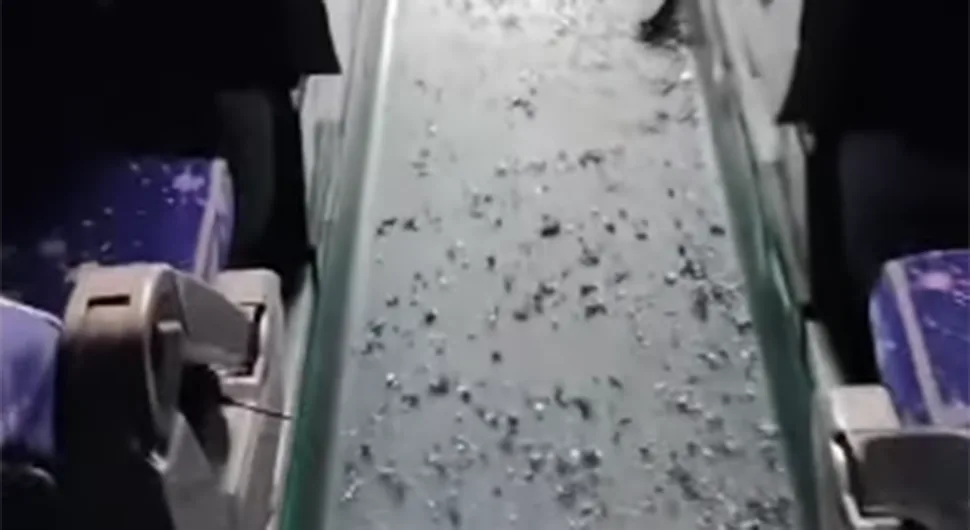 STAKLO NA SVE STRANE Autobusom udario u nadvožnjak