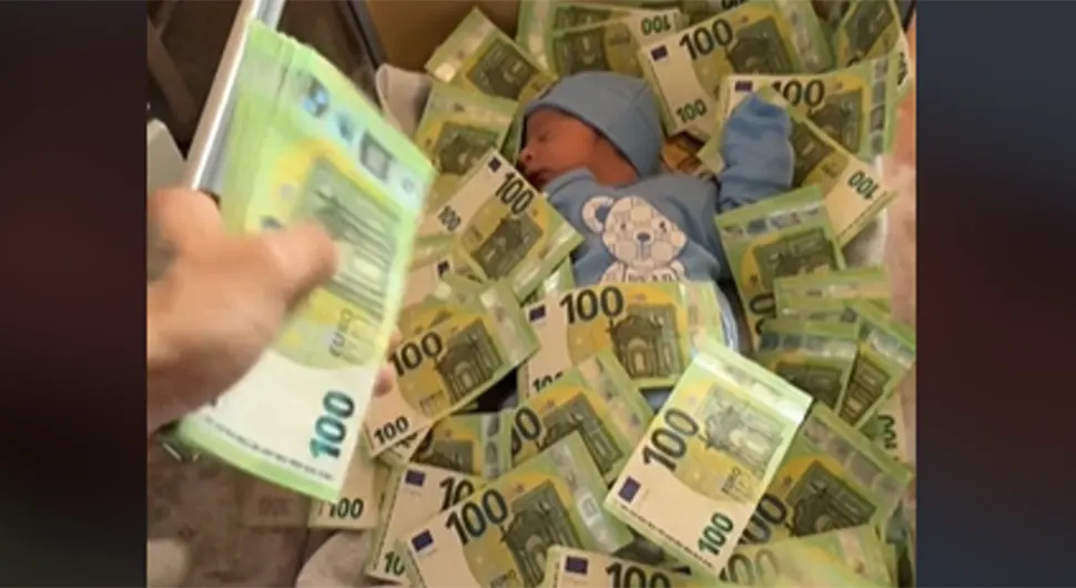 (VIDEO) NESVAKIDAŠNJI PRIZOR SA BABINA Novorođenče prekrili novčanicama od 100 evra