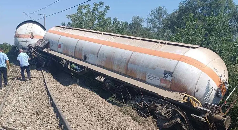 (FOTO) EKIPE NA TERENU Iskliznuo vagon-cisterna sa pruge, oglasile se Željeznice Srpske