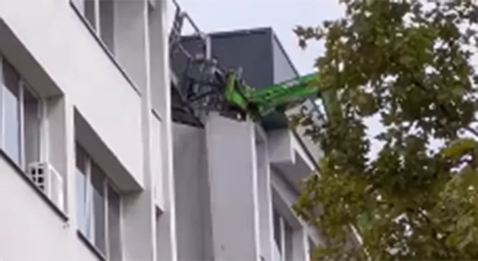 PROLAZNICI U ŠOKU Sa zgrade u Banjaluci pršti staklo