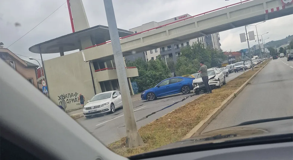 SUDARILA SE TRI VOZILA Nova nesreća u Banjaluci: Tranzit u saobraćajnoj blokadi