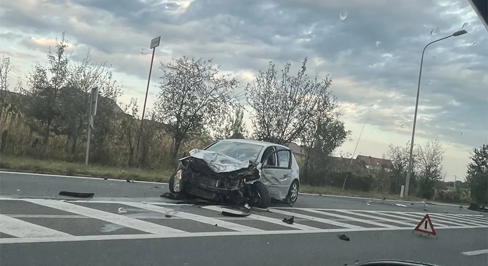 (FOTO) DIJELOVI AUTOMOBILA RASUTI PO PUTU Sudarili se kamion i 2 golfa u Banjaluci, saobraćaj usporen
