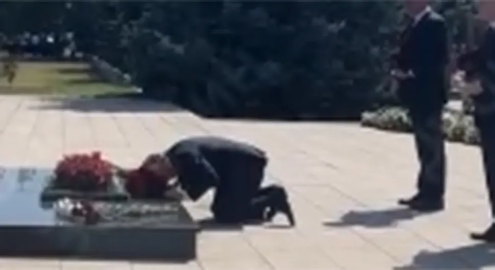 (VIDEO) PUTIN PAO NA KOLJENA PRED DRVETOM TUGE Ruski predsjednik položio cvijeće na spomenik ubijenim taocima
