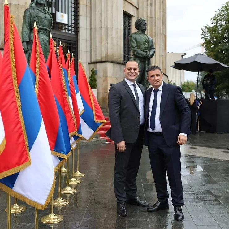 (FOTO) "VJEČNO ĆE SE VIJORITI TROBOJKA" Đajić i Šobot na obilježavanju Dana srpskog jedinstva, slobode i nacionalne zastave u Banjaluci