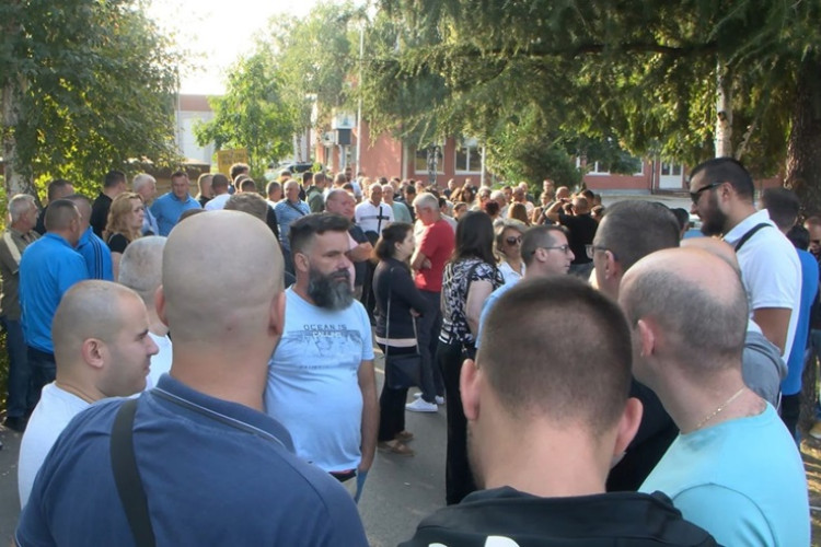 TORTURA I DALJE TRAJE Srbi pokušavaju da dođu na radna mjesta nakon zatvaranja srpskih institucija na sjeveru