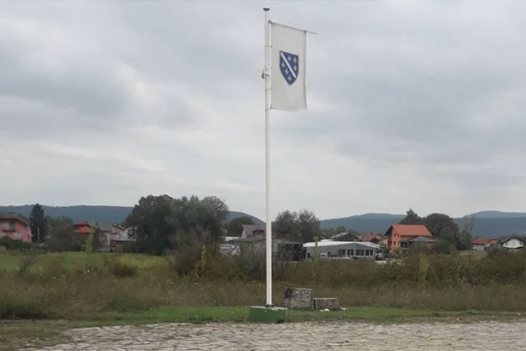 ISPRAVKA LAŽNE VIJESTI U bihaćkom spomen-parku nije istaknuta “ratna” zastava Armije RBiH