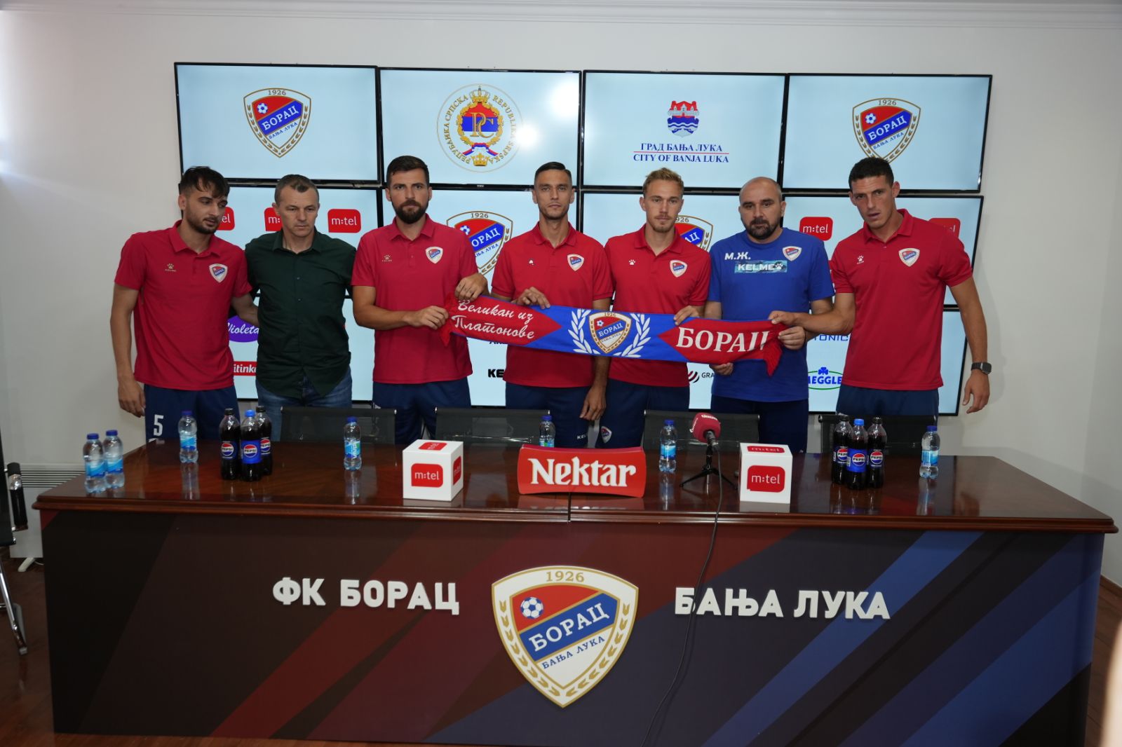 POJAČANJA ZA TRI FRONTA Fudbalski klub Borac predstavio petoricu novih igrača