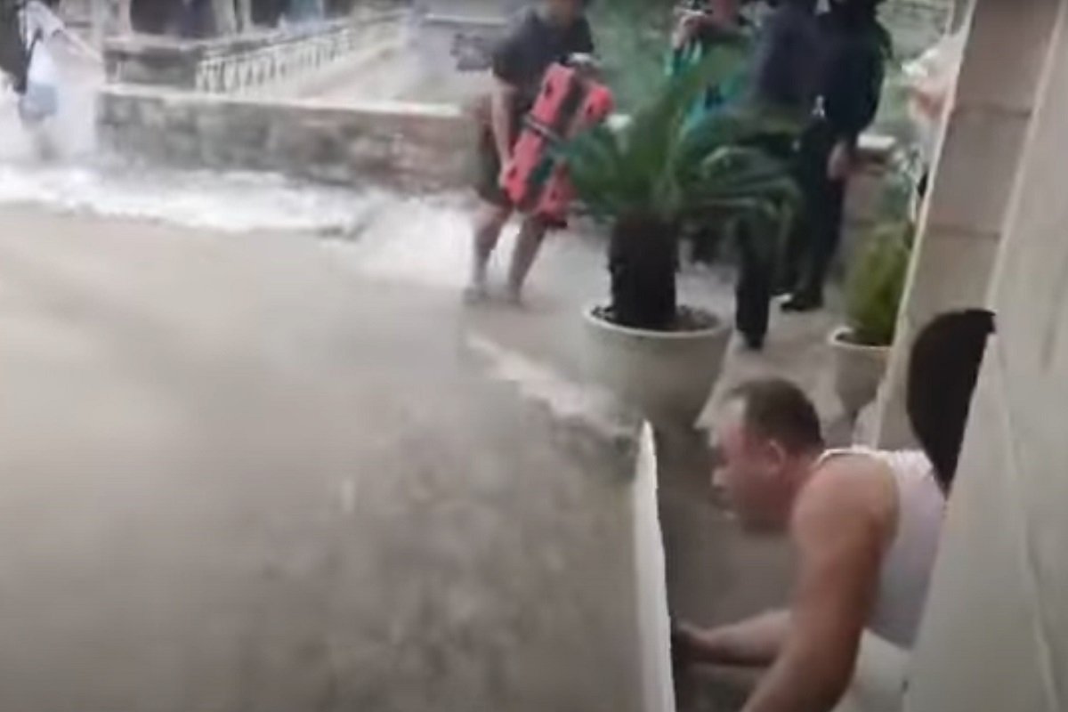 (VIDEO) AUTA PLUTAJU ULICAMA Strašno nevrijeme pogodilo Dubrovnik