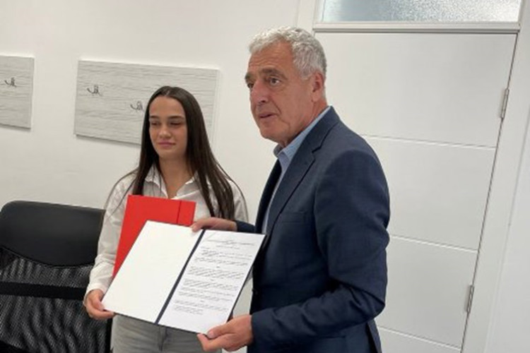 "UZOR MLADIMA, NE SAMO U BRATUNCU" Opština olimpijki Sari Ćirković kupuje stan