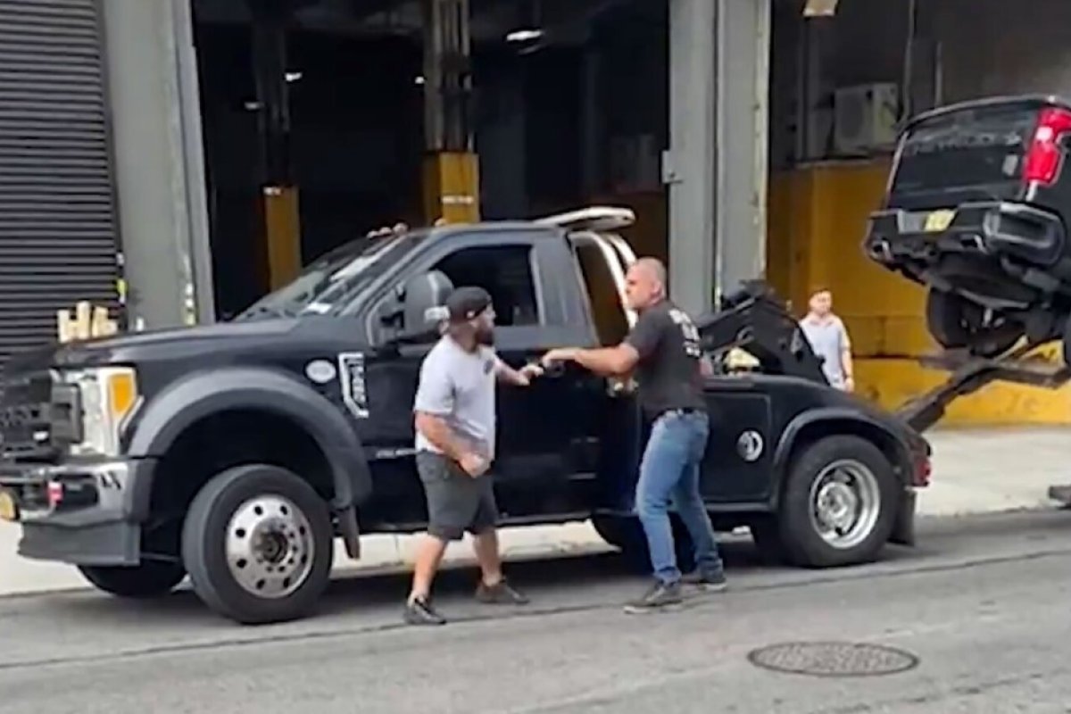 (VIDEO) PAUK MU PODIGAO PIKAP Ukrao šlep vozilo i napravio haos po ulicama