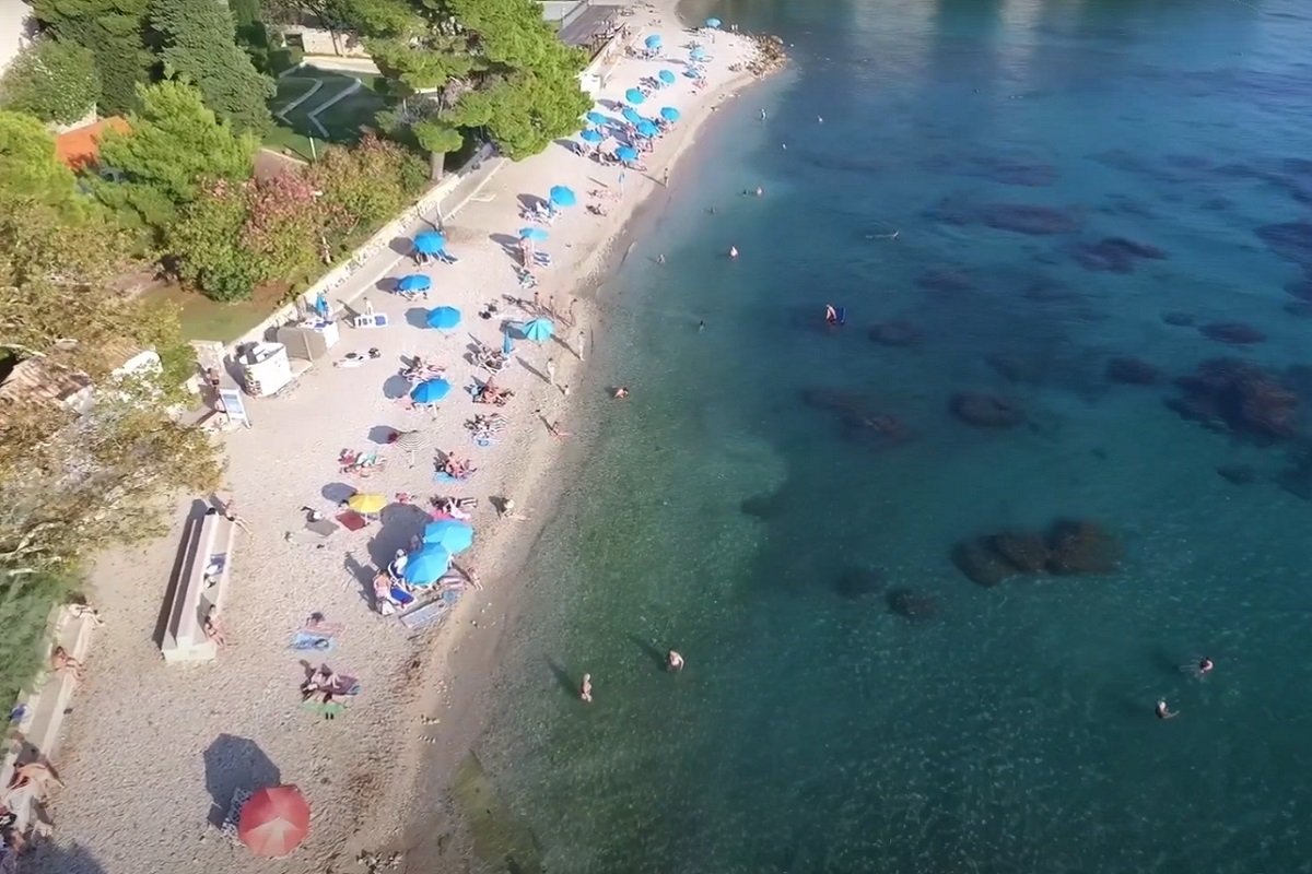 MORE ZAGAĐENO FEKALIJAMA Na poznatoj hrvatskoj plaži zabranjeno kupanje