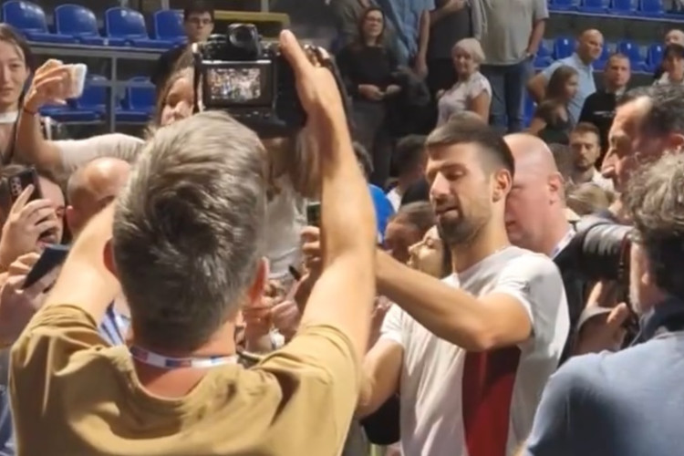 (VIDEO) HAOS NA TRENINGU Obezbjeđenje i policija morali da intervenišu zbog gužve oko Đokovića