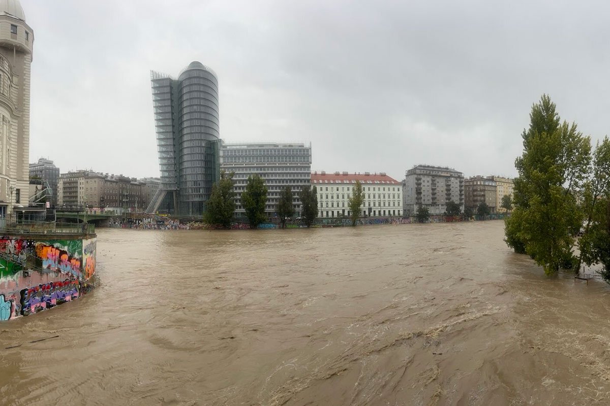 HAOS I NA OSTRVU Britanski meteorolozi izdali više od 180 upozorenja zbog poplava