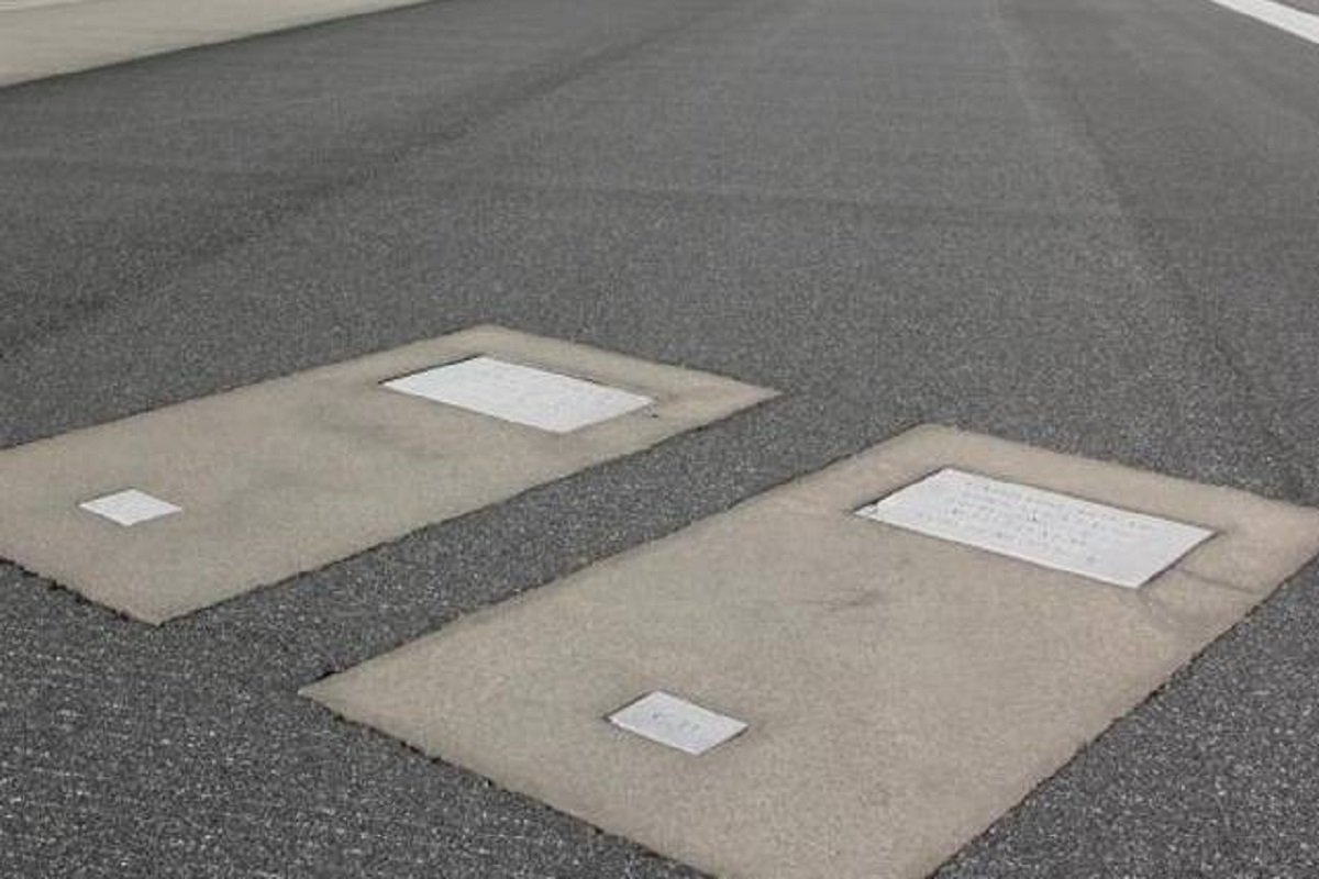 (FOTO) AVIONI SVAKODNEVNO PRELAZE PREKO NJIH Dva groba nalaze se na pisti aerodroma: Zna se ko u njima leži