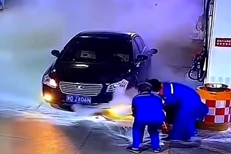 (VIDEO) MISLILI DA JE VATRA Radnici pumpe gasili svjetlo na autu
