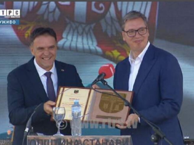 VUČIĆ U STANARIMA Predsjedniku Srbije uručena povelja počasnog građanina