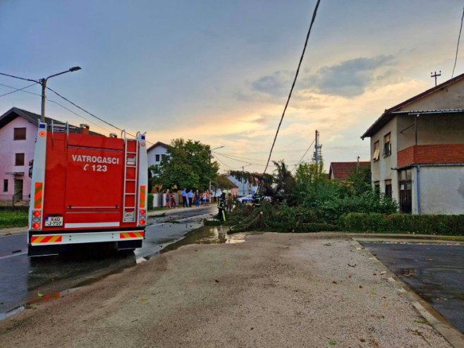 (VIDEO) ZASTRAŠUJUĆI PRIZORI Nevrijeme zahvatilo Prijedor, intervenisali vatrogasci