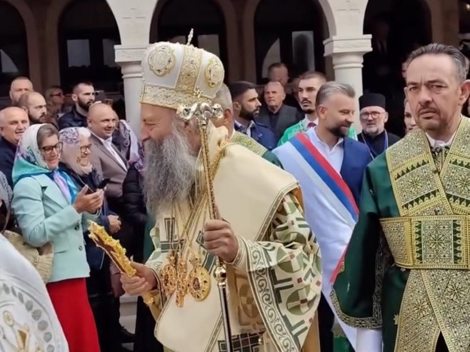 RIJEKA LJUDI U MARTIN BRODU Patrijarh Porfirije osveštao Hram Svetog Nikolaja Čudotvorca u manastiru Rmanj