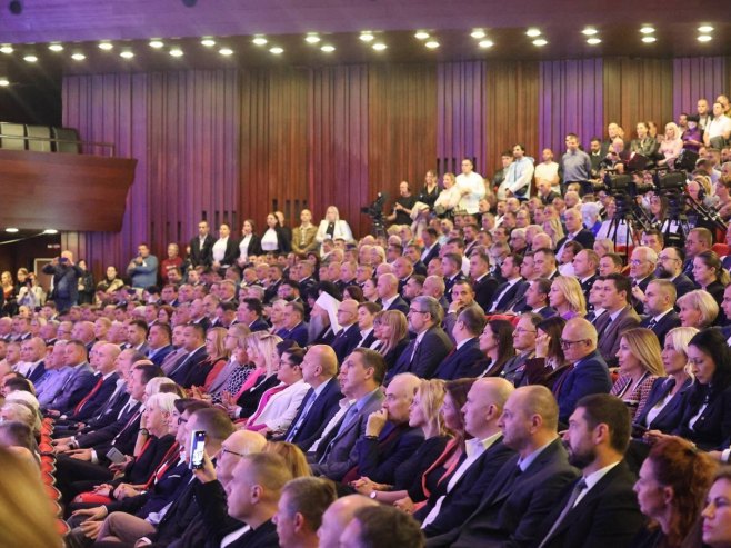 PRISUSTVUJU ZVANIČNICI SRBIJE I SRPSKE U Novom Sadu svečani prijem povodom Dana srpskog jedinstva