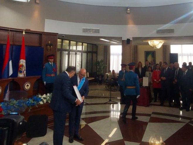 (FOTO/VIDEO) PREDSJEDNIK SRPSKE ODLIKOVAO PREMIJERA SRBIJE Vučević pravi prijatelj Srpske i srpskog naroda