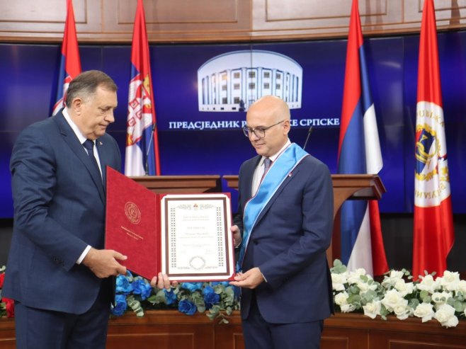 NIKAD JAČE VEZE SRPSKE I SRBIJE Predsjednik Dodik odlikovao premijera Vučevića