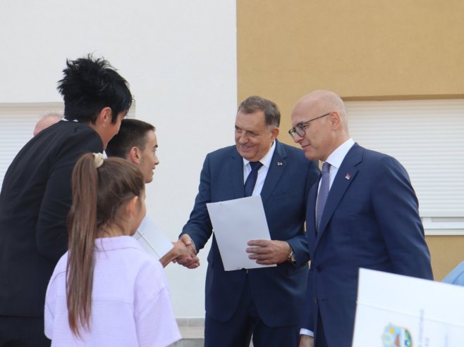 DODIK NAKON DODJELE KLJUČEVA U SRPCU: Platiću stan porodici sa troje djece