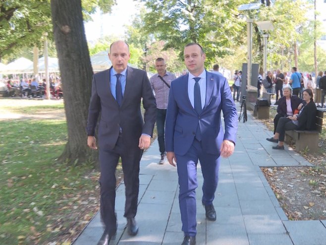 (FOTO) POSJETA BANJALUCI Lončar i Šobot sa građanima u Parku "Petar Kočić"