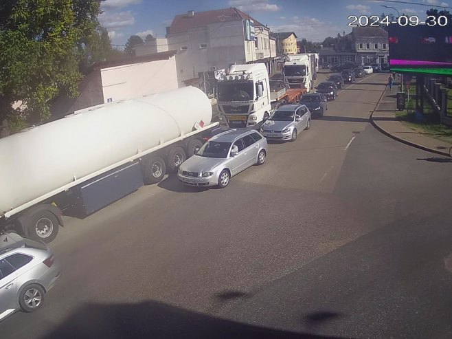 NAORUŽAJTE SE STRPLJENJEM Pojačana frekvencija vozila na prelazima Gradiška i Donja Gradina