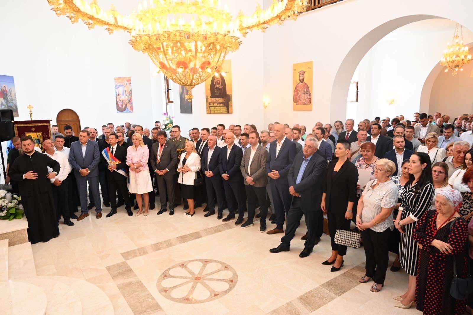 (FOTO) "NAŠA DUŽNOST JE DA POMAŽEMO CRKVI" Osvećen hram Svetog Proroka Ilije u Sitnici: Vulin kum hrama