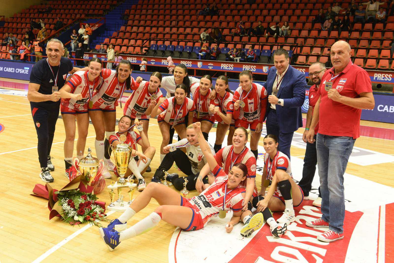 (FOTO) RUKOMETAŠICE CRVENE ZVEZDE OSVOJILE SVESRPSKI KUP Osice opet bez trofeja