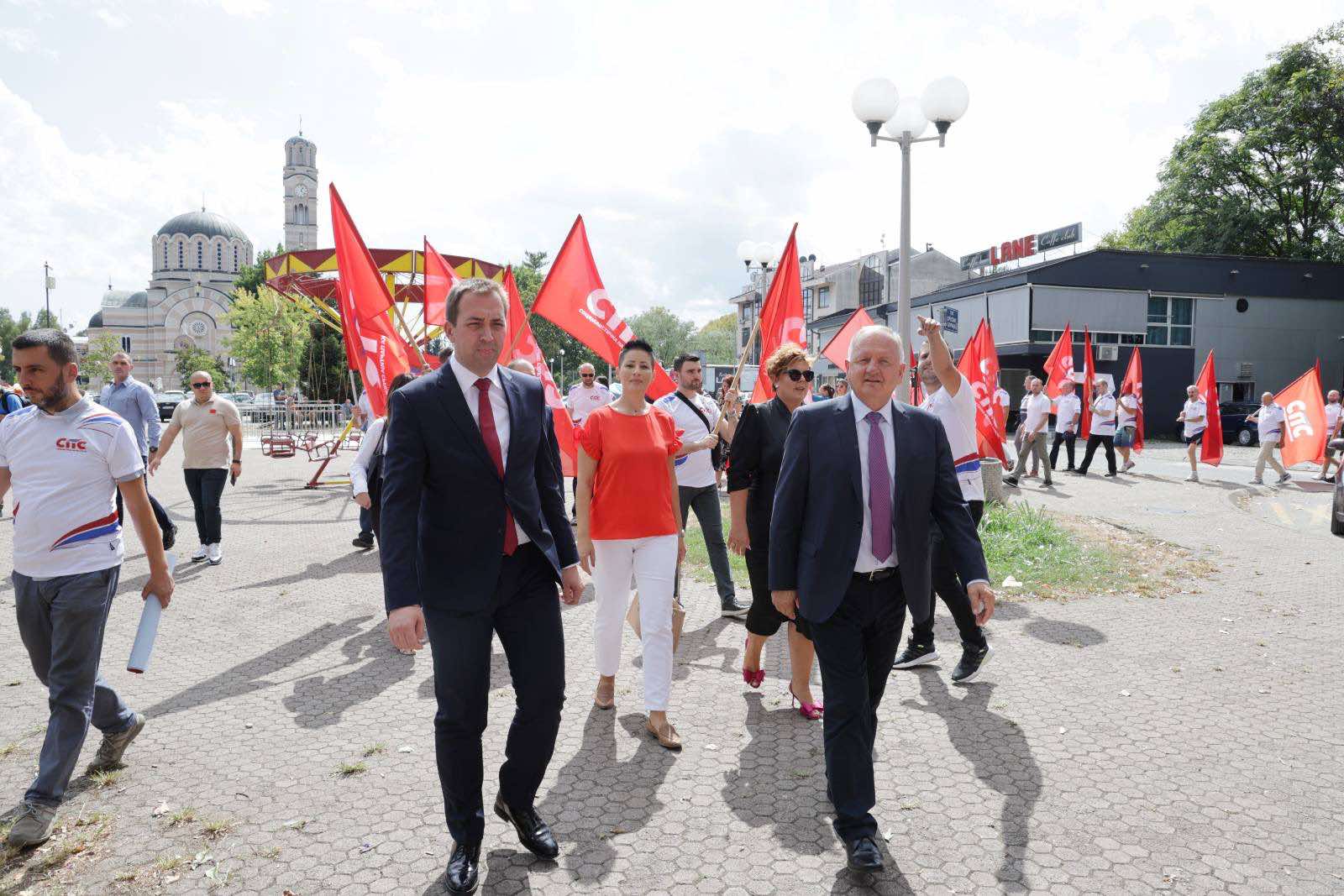 (FOTO) ZALIJEPLJEN PRVI PLAKAT Selak započeo kampanju u Tesliću