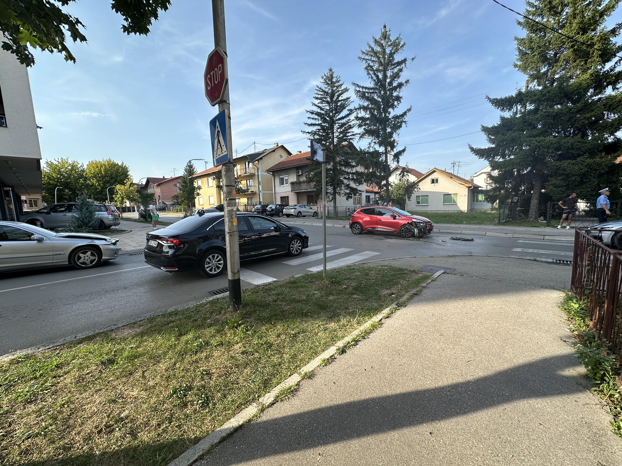 (FOTO/VIDEO) DIJELOVI AUTOMOBILA RASUTU PO ULICI Prve fotografije sa mjesta teške saobraćajke u Banjaluci, policija na licu mjesta