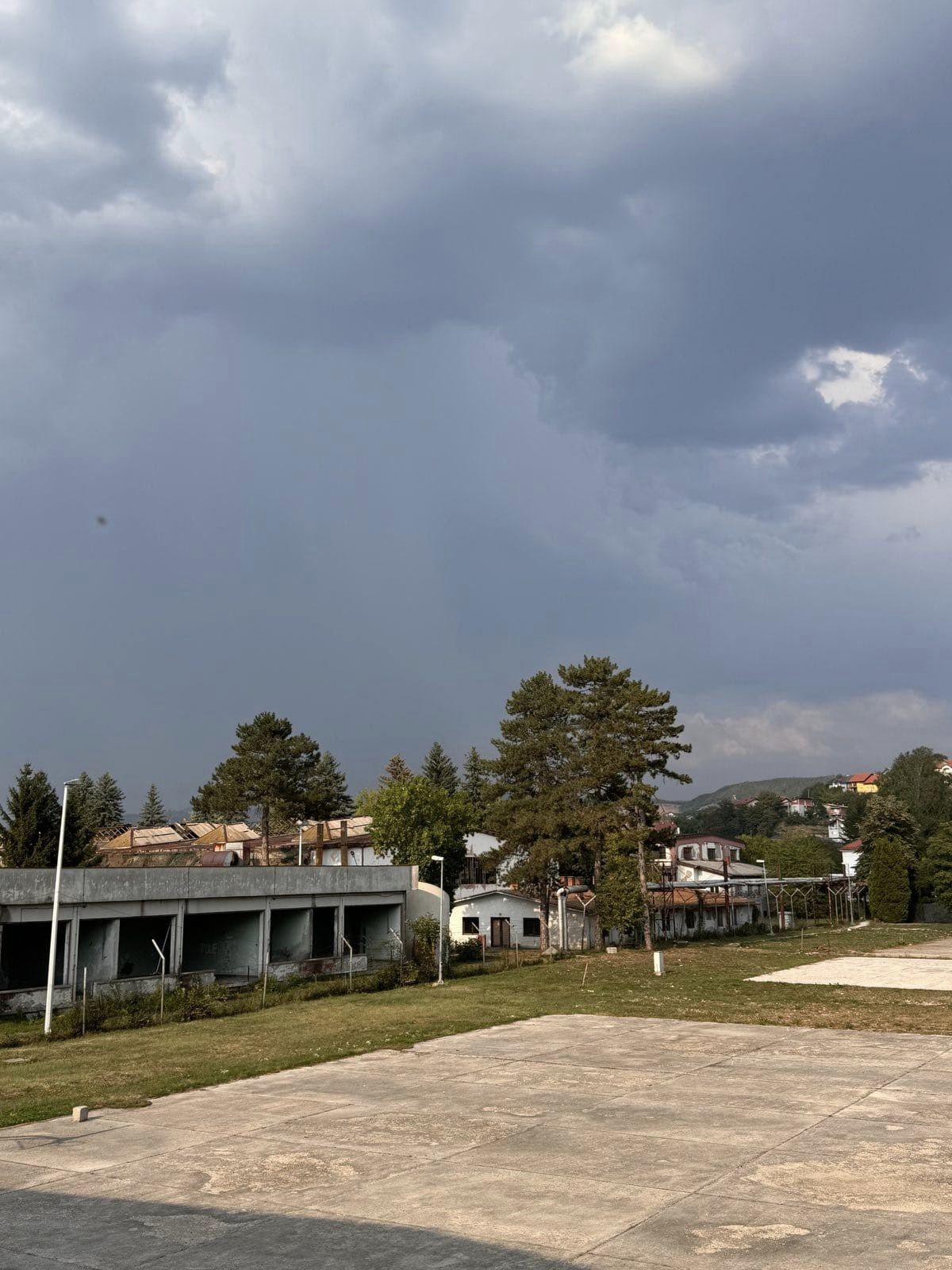 (FOTO) GORI ŠUMA NA MINIRANOM PODRUČJU Ujutro u Maglaj stiže helikopter OS BiH