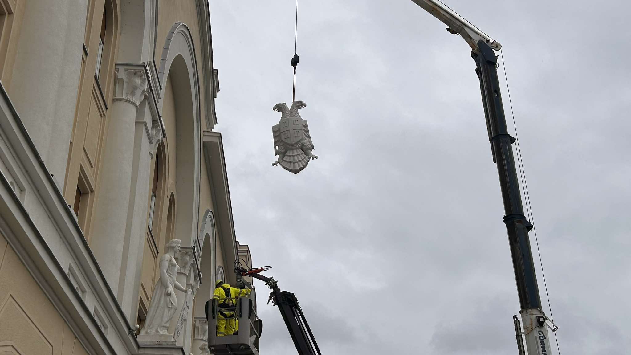 (FOTO) SIMBOL SRPSKE DRŽAVNOSTI Dvoglavi orao se vraća na Banski dvor