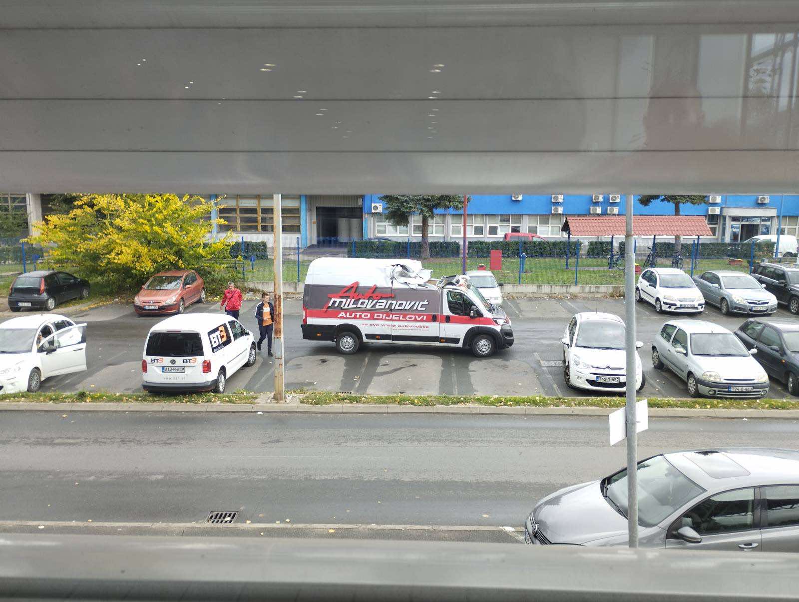 (FOTO) KOMBI UDARIO U NADVOŽNJAK Pogledajte kako izgleda vozilo nakon nesreće u Banjaluci