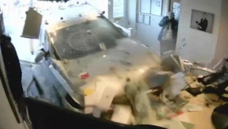 (VIDEO) MRTAV PIJAN ULETIO KOLIMA U POGREBNU RADNJU Htio da ubije bivšu djevojku i njenu majku!