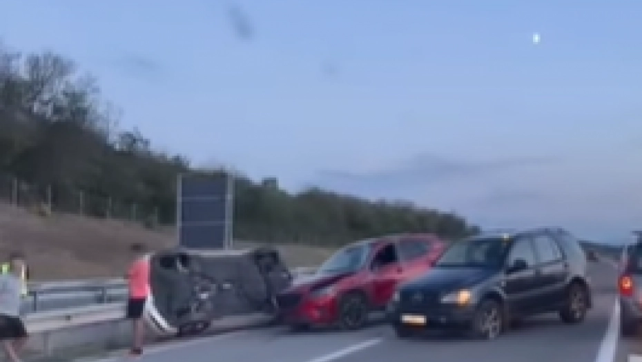 (VIDEO) AUTOMOBIL ZAVRŠIO NA KROVU Jeziva saobraćajna nesreća kod Paraćina