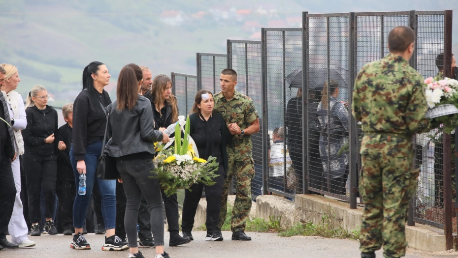 (FOTO) "USTANI MILO MOJE, PRIČAJ SA MAMOM" Bolne riječi majke koja je sahranila troje dece i supruga